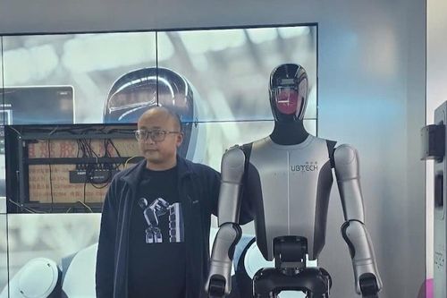Mục sở thị robot Trung Quốc làm việc 24/7, tự thay pin, kể chuyện cho trẻ em