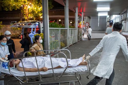 Liên tiếp các ca vào Khoa Cấp cứu Bệnh viện Chợ Rẫy đêm mùng 3 Tết