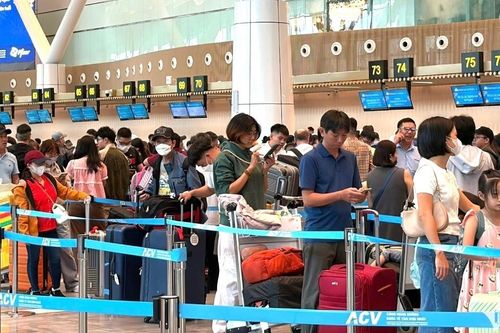 Hơn 170.000 khách 'đổ bộ', sân bay Tân Sơn Nhất lập đỉnh ngày mùng 4 Tết