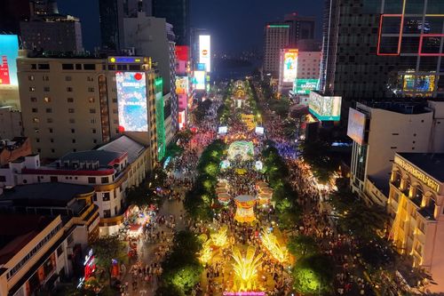 Biển người chen chân check-in đường hoa Nguyễn Huệ đêm mùng 3 Tết