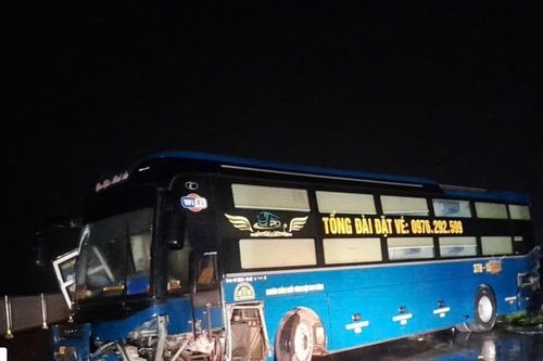Xe khách tông ô tô con trên cao tốc Hàm Nghi - Vũng Áng