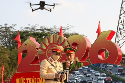 CSGT dùng flycam giám sát giao thông, xử lý xe khách ở cửa ngõ phía Nam Hà Nội