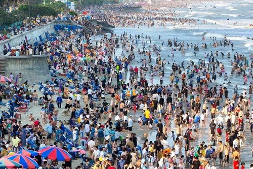 Biển Vũng Tàu chật kín chiều mùng 4 Tết, khách đổ về tăng đột biến 66.000 lượt