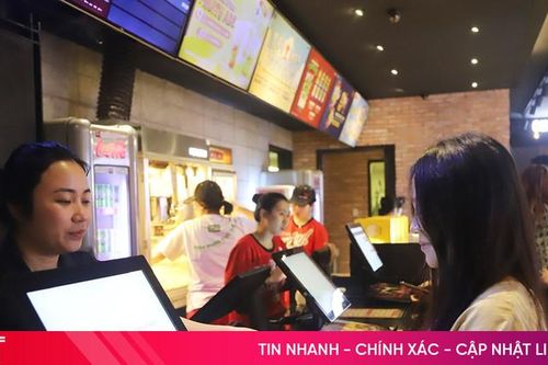 Rạp chiếu phim, khu vui chơi, ăn uống… kín khách dịp Tết