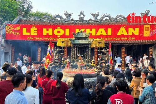 Người dân nô nức chiêm bái Đền Trần Nam Định dịp đầu năm