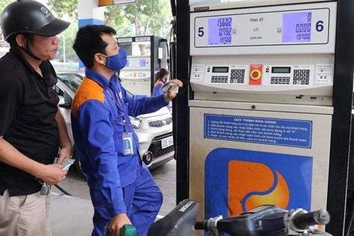 Giá xăng giảm, dầu tăng ngay phiên điều hành đầu năm