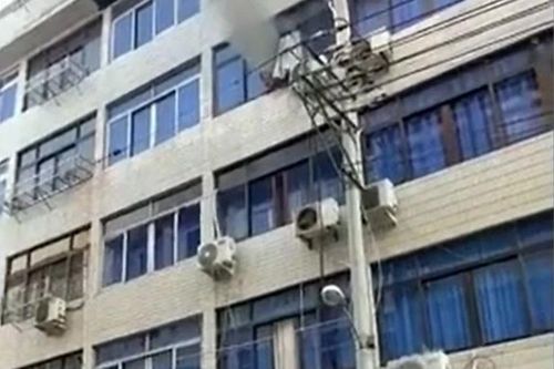 Căn hộ bốc cháy dữ dội, hàng xóm căng chăn đỡ em bé rơi từ tầng 4 chung cư