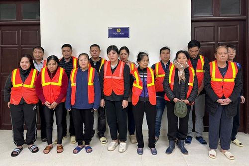 Bắt quả tang nhóm đối tượng có hành vi đáng xấu hổ trên sông Hồng