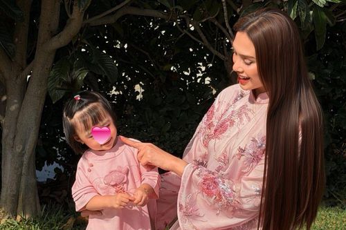 Võ Hoàng Yến ẵm con gái qua Mỹ đón Tết với bố