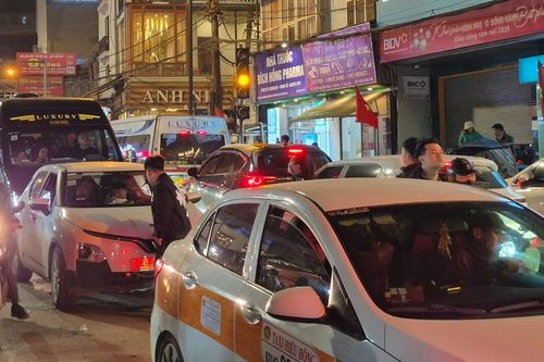 Sa Pa 'thất thủ' dịp Tết Bính Ngọ, du khách len lỏi giữa dòng người xe từ sáng sớm đến tối mịt
