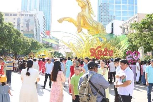 TP. Hồ Chí Minh: Các điểm du lịch, giải trí đông kín khách tham quan