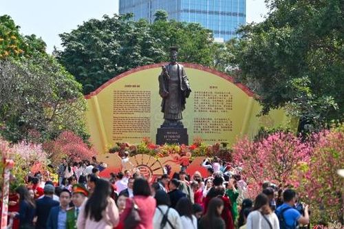 Hồ Hoàn Kiếm đông nghịt du khách những ngày đầu năm mới
