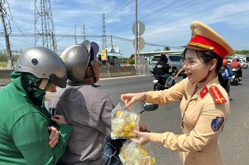Tây Ninh: 20.000 chai nước gửi thông điệp an toàn tại Hội Xuân núi Bà Đen