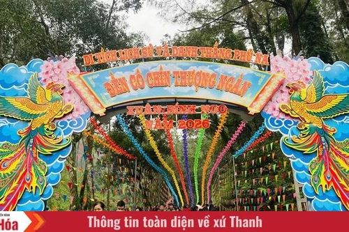 Di tích Phủ Na rộn ràng đón khách tham quan