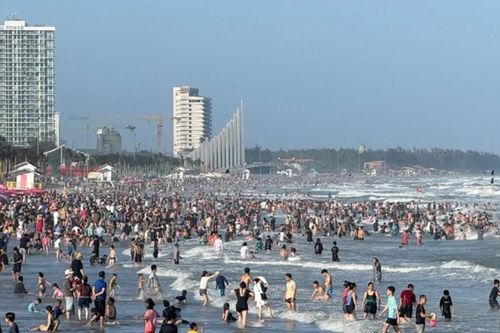 Biển Vũng Tàu thu hút đông khách du xuân dịp Tết Nguyên đán