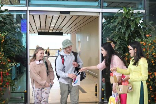 Đón khách vào, mở ra khát vọng mới