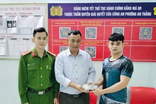Người dân nhặt được ví, trao công an trả lại người đánh mất