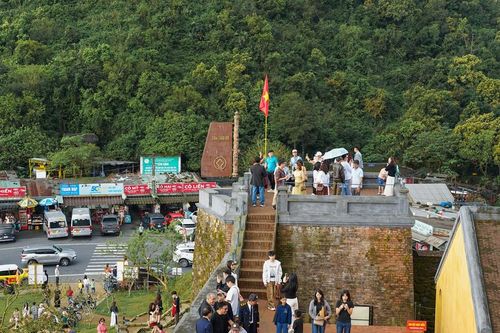 Hải Vân Quan tấp nập du khách đầu năm mới Bính Ngọ