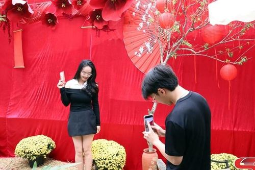 Quán cà phê sôi động ngày đầu năm mới