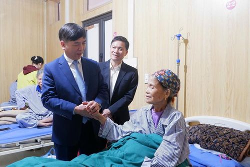 Đoàn công tác Sở Y tế thăm, chúc Tết tại Bệnh viện Đa khoa khu vực Bắc Quang