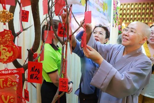Cái 'thiêng' trong tết Việt từ truyền thống đến thời đại trí tuệ nhân tạo (AI)