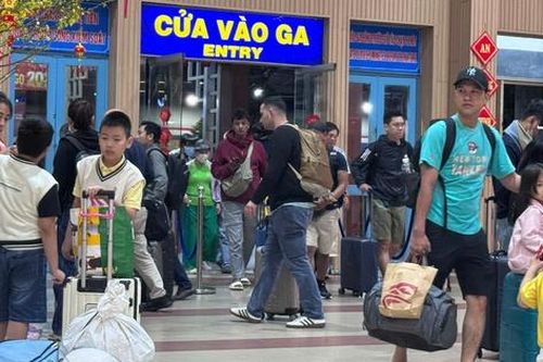 Ga tàu tấp nập người về TP.HCM, sân bay Tân Sơn Nhất đón lượng khách lớn