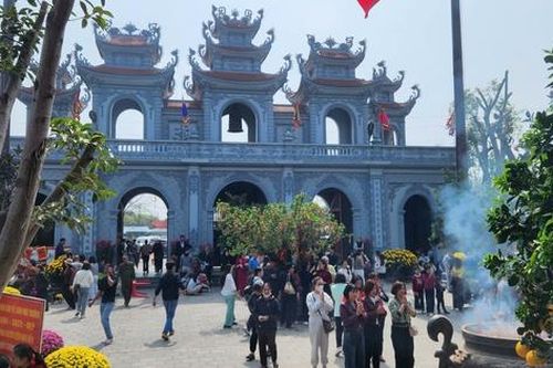 Du khách đổ về đền Tranh tăng đột biến ngay những ngày đầu năm mới