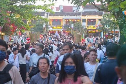 Hàng chục nghìn du khách tham quan phố cổ Hội An đầu Xuân