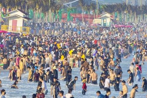 Hơn 100.000 lượt khách đổ về Vũng Tàu trong 2 ngày cao điểm, phố biển chật kín người