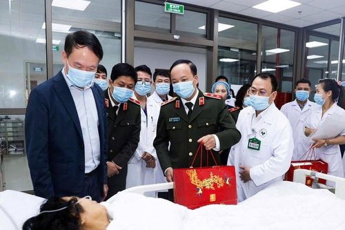 Thứ trưởng Bộ Công an biểu dương ê-kíp cứu sống bệnh nhân nhồi máu cơ tim cấp