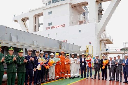 Chuyến tàu 'xông đất' Xuân Bính Ngọ tại Cảng Vũng Áng