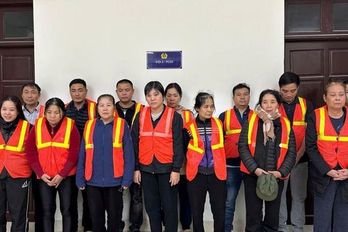 Phát hiện 'bí mật động trời' trên con thuyền neo bờ sông Hồng, nhiều 'quý bà' bị bắt
