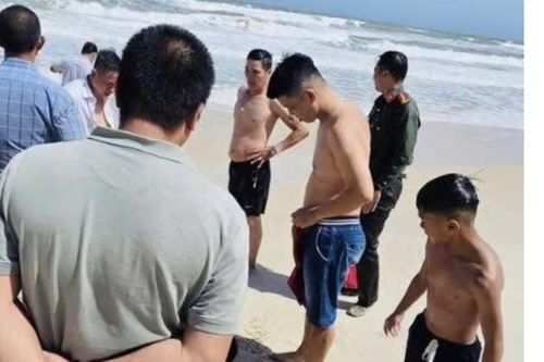 Đại úy Công an dũng cảm lao ra cứu hai em nhỏ bị sóng cuốn khi tắm biển Kê Gà