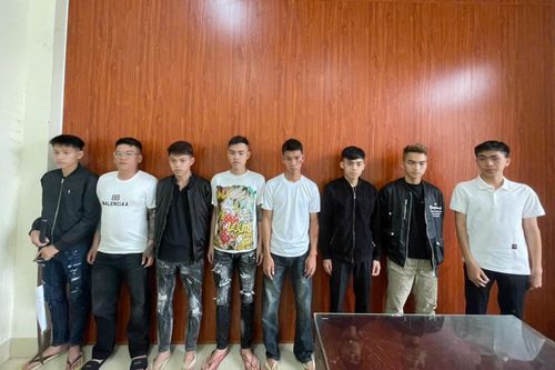 Nhóm côn đồ dùng dao, kiếm hành hung người khác