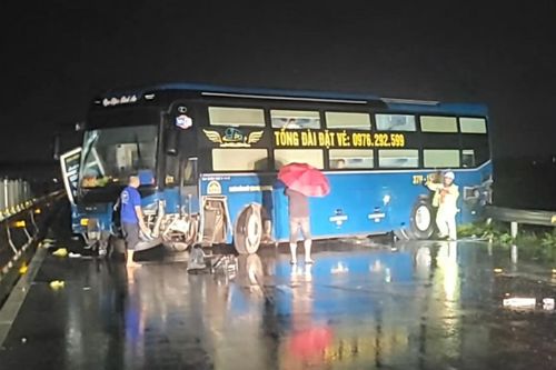Xe khách vắt ngang đường sau cú va chạm ô tô trên cao tốc Hàm Nghi - Vũng Áng