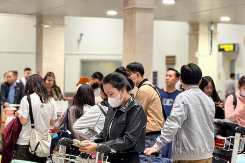 Tân Sơn Nhất khai thác 1.037 chuyến bay, ga Sài Gòn kín khách mùng 4 Tết