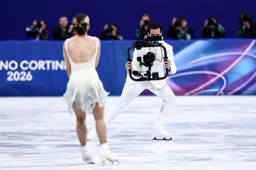 Cựu VĐV vừa ghi hình vừa trượt băng trở thành 'ngôi sao' Olympic