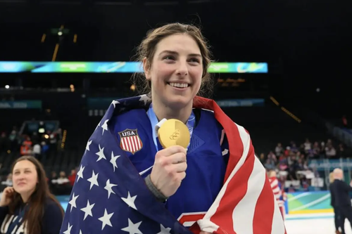 Cái kết đẹp như mơ của đội trưởng khúc côn cầu trên băng Mỹ tại Olympic 2026