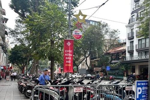 Chính sách miễn phí đồng bộ, vì sao bãi xe tự phát vẫn 'chặt chém'?