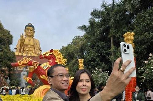 Hàng vạn người viếng thăm ngôi chùa có tượng Phật lớn nhất Đông Nam Á tại xã Đoài Phương