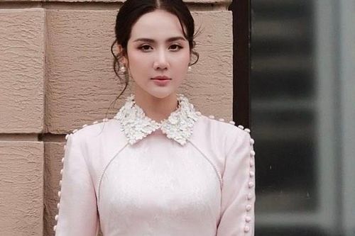 Diện áo dài hồng pastel như Huyền Lizzie