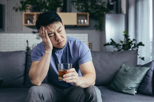 Có nên cho người say rượu ăn uống không?