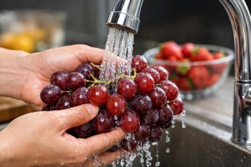 Cách loại bỏ dư lượng thuốc bảo vệ thực vật trên nho và dâu tây