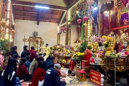 Du khách chiêm bái ngôi đền 600 năm tuổi thờ Bà Chúa Lộc