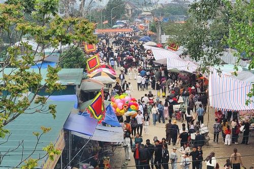 Du khách lên rừng, xuống biển cầu may đầu năm