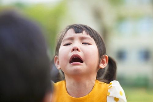 Cha mẹ nên làm gì với đứa con nhút nhát?