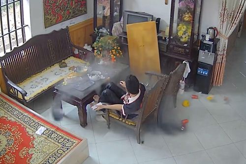 Khoảnh khắc bàn thờ đổ sập mùng 1 Tết ở Ninh Bình