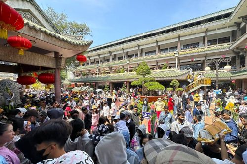 'Đội' nắng 40 phút viếng miếu Bà Chúa Xứ dịp Tết