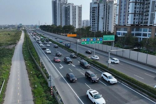 Dòng phương tiện từ phía Nam đổ về Hà Nội sớm trước mùng 6 Tết