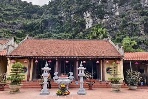 Độc đáo ngôi chùa ở Ninh Bình cứ đến lễ là 'thoát ế'